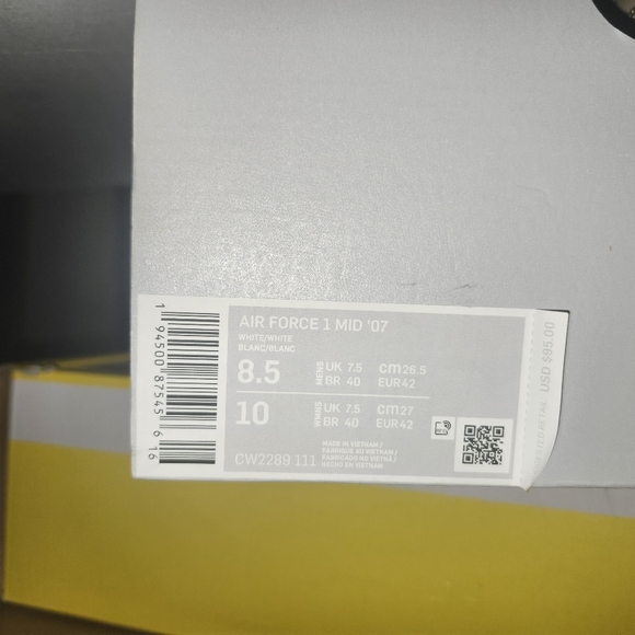 It's Corea color and kaki color high Nikes - Picture 5 of 5